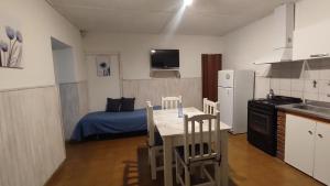 cocina con mesa y sillas en una habitación en Departamento Gutiérrez en Maipú