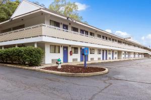 Motel 6-Dayton, OH - Englewood في Englewood: مبنى به صنبور حرائق في موقف للسيارات