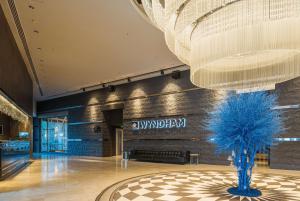 eine Lobby mit einer blauen Pflanze in der Mitte eines Gebäudes in der Unterkunft Wyndham Ankara in Ankara