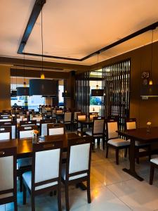 a dining room filled with tables and chairs at Hotel PLATINIUM in Tacna