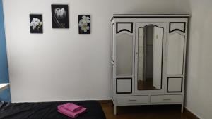 Dormitorio con tocador con espejo y cama en Departamento Gutiérrez en Maipú