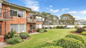an image of a house with a yard at Unit 6 52 Fishpen Road, Merimbula in Merimbula