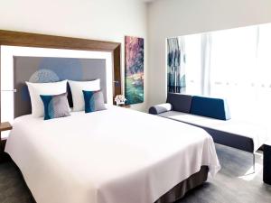 Кровать или кровати в номере Novotel Fujairah