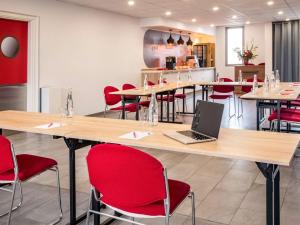 The business area and/or conference room at IBIS Cannes Mouans Sartoux Piscine parking gratuit