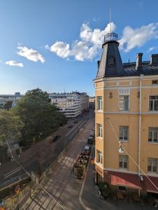 een gebouw met een toren bovenop een straat bij Laivurinkatu 35 in Helsinki