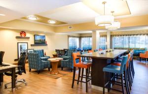 a dining room with a table and chairs at Hampton Inn Spartanburg Hotel in Spartanburg