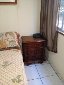 1 dormitorio con 1 cama y vestidor junto a una ventana en Apartamento Djalma Copacabana 91, en Río de Janeiro