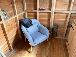 una habitación con una silla y un coche de juguete en ella en Cosy Little Hut, en Launceston