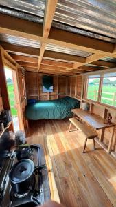 Cosy Little Hut في لاونسستون: غرفة مع سرير في منزل صغير
