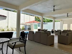 - un salon avec des canapés et une piscine dans l'établissement Casa Boutique Maria Bonita, à La Manzanilla