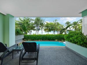 Der Swimmingpool an oder in der Nähe von HOMM Bliss Southbeach Patong