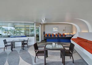 Ein Sitzbereich in der Unterkunft HOMM Bliss Southbeach Patong