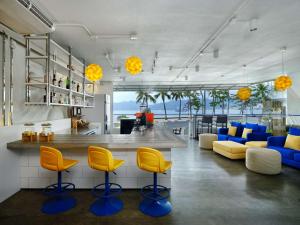 Ein Sitzbereich in der Unterkunft HOMM Bliss Southbeach Patong