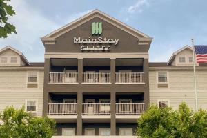 a building with aimanry suites sign on it at MainStay Suites St Robert-Fort Leonard Wood in Saint Robert