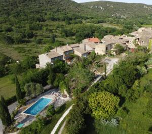 an aerial view of a house with a swimming pool at Gîte Roses in Saint-André-de-Roquepertuis