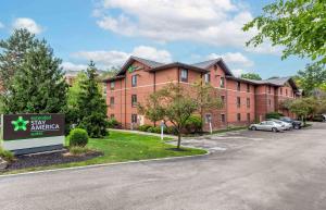 um grande edifício de tijolos com uma placa em frente em Extended Stay America Suites - Cleveland - Westlake em Westlake