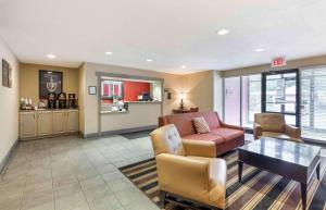 uma sala de estar com um sofá e uma mesa em Extended Stay America Suites - Cleveland - Westlake em Westlake