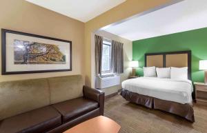um quarto de hotel com uma cama e um sofá em Extended Stay America Suites - Cleveland - Westlake em Westlake