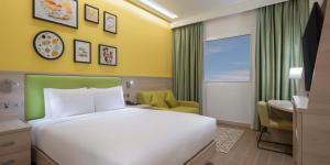 Rúm í herbergi á Hampton By Hilton Doha Old Town