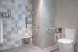 Baðherbergi á Hampton By Hilton Doha Old Town