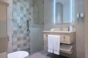 Baðherbergi á Hampton By Hilton Doha Old Town