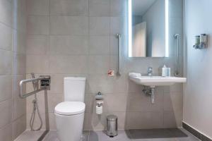 Baðherbergi á Hampton By Hilton Doha Old Town