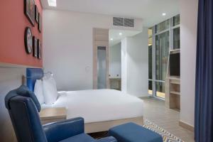 Rúm í herbergi á Hampton By Hilton Doha Old Town