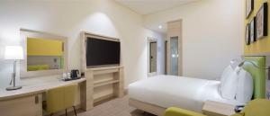 Rúm í herbergi á Hampton By Hilton Doha Old Town