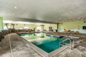 - une grande piscine intérieure dans un grand bâtiment dans l'établissement Quality Inn & Suites, à Hannibal