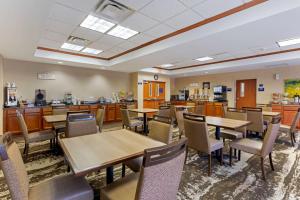 une salle à manger avec des tables et des chaises ainsi qu'une cafétéria dans l'établissement Best Western Seminole Inn and Suites, à Seminole
