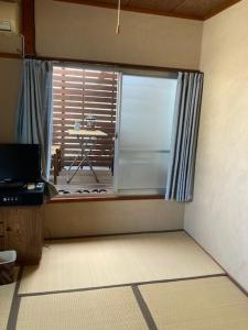 富岡市にあるお宿わいわいのテーブルを望む窓付きの客室です。