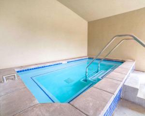 - une piscine intérieure dans un bâtiment avec un nageur dans l'établissement Comfort Inn Downtown, à Salt Lake City
