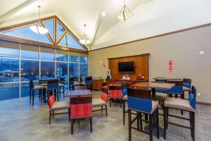 鹽湖城的住宿－鹽湖城市中心康福特茵酒店，一间带桌椅和电视的餐厅