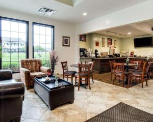 un grand salon avec une table et des chaises dans l'établissement Econo Lodge University, à Lawrence