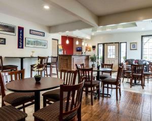 - un restaurant avec des tables et des chaises dans une salle dans l'établissement Econo Lodge University, à Lawrence