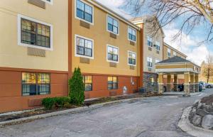 an empty street in front of a large building at Extended Stay America Select Suites - Detroit - Farmington Hills in Farmington Hills