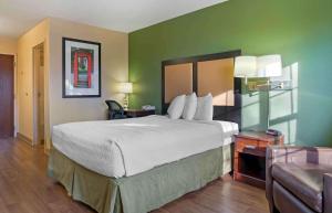 a large bed in a room with green walls at Extended Stay America Select Suites - Detroit - Farmington Hills in Farmington Hills +50 photos
