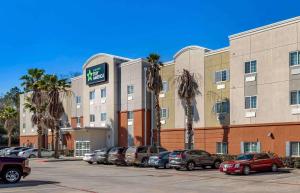 un hotel con coches aparcados frente a un aparcamiento en Extended Stay America Suites - Houston - Kingwood, en Kingwood