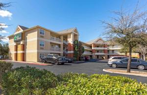un hotel con coches estacionados en un estacionamiento en Extended Stay America Suites - Tucson - Grant Road en Tucson