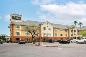 un hotel con coches estacionados en un estacionamiento en Extended Stay America Suites - Phoenix - Deer Valley en Phoenix