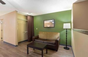 ein Wohnzimmer mit einem Stuhl und einem Tisch in der Unterkunft Extended Stay America Select Suites - Springfield - South in Springfield