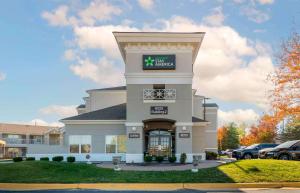 un edificio de hotel con un cartel en él en Extended Stay America Suites - Kansas City - Lenexa - 87th St, en Overland Park