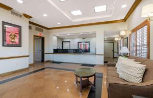 a lobby with a couch and a table and a bar at Extended Stay America Suites - Kansas City - Lenexa - 87th St in Overland Park