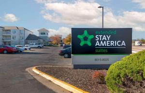 una señal para una estancia América firma en un estacionamiento en Extended Stay America Suites - Kansas City - Lenexa - 87th St, en Overland Park
