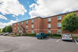 Extended Stay America Suites - Dayton - Fairborn في دايتون: موقف للسيارات أمام مبنى من الطوب