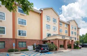 um carro estacionado em frente a um edifício em Extended Stay America Suites - Baton Rouge - Citiplace em Baton Rouge