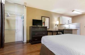 1 dormitorio con 1 cama y baño con ducha en Extended Stay America Suites - Baton Rouge - Citiplace, en Baton Rouge