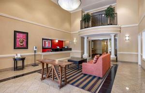 Extended Stay America Suites - Indianapolis - Airport - W Southern Ave في انديانابوليس: لوبي فندق مع طاولة وكراسي