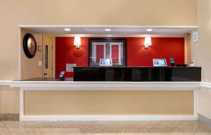 una zona de espera en un hospital con paredes rojas en Extended Stay America Suites - Indianapolis - Airport - W Southern Ave en Indianápolis