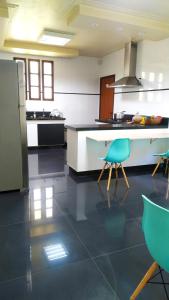 uma cozinha com um balcão e uma cadeira azul em Éden Pampulha - Hotel Coworking em Belo Horizonte